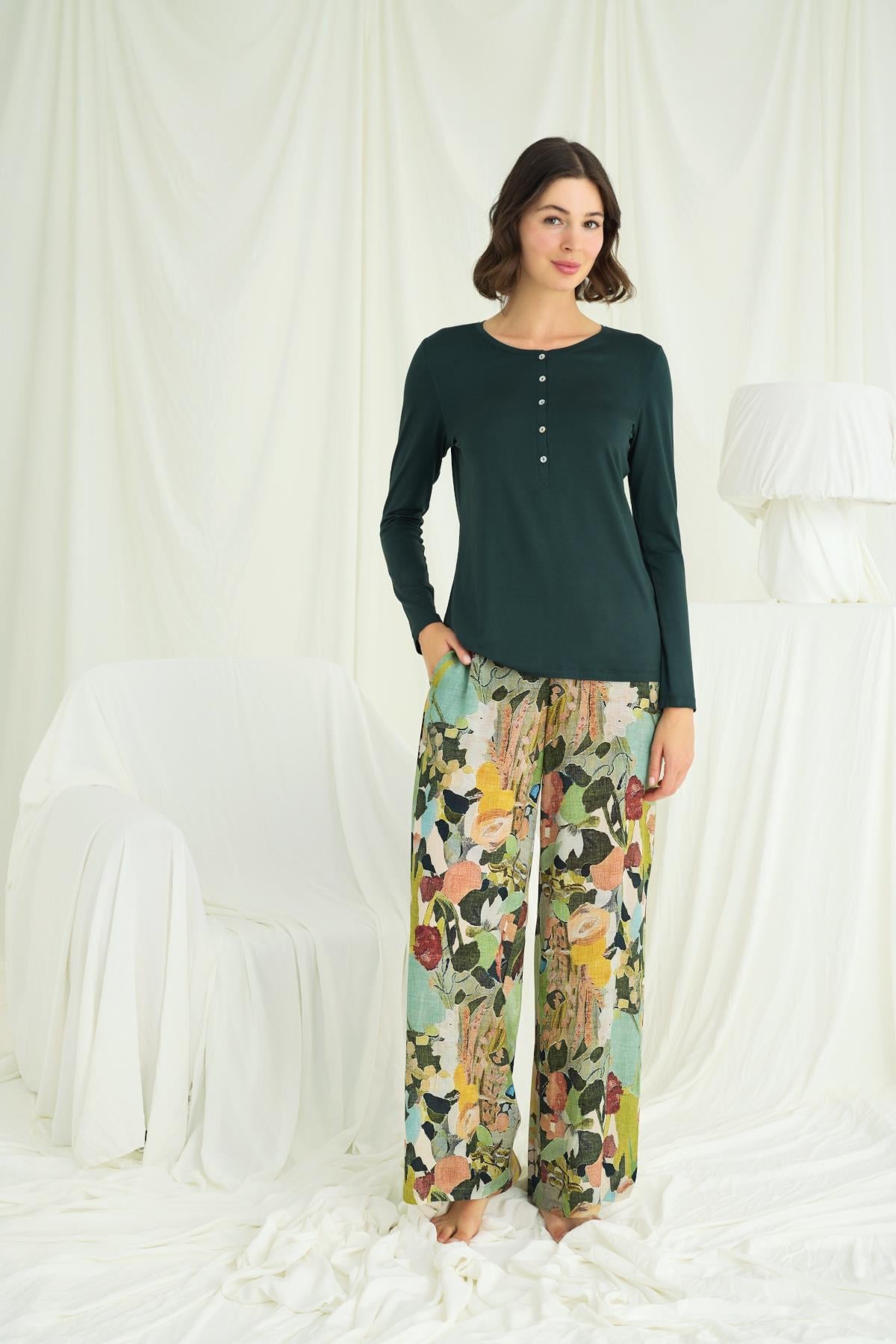 Cicek-ve-Yaprak-Desenli-Pijama-Takimi-27c5 Desire Closet Çiçek Ve Yaprak Desenli Pijama Takımı - Görsel 1