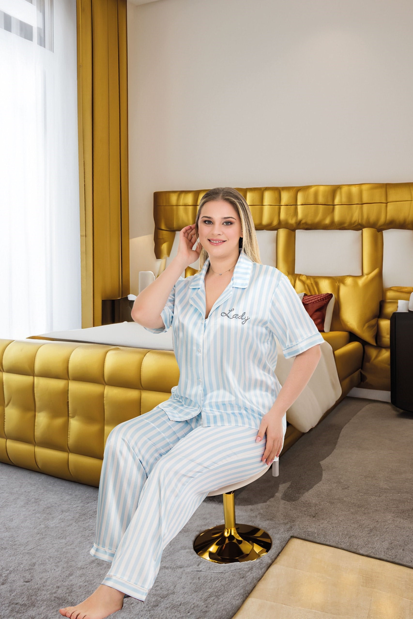 arias-closet-buyuk-beden-sik-tasarim-m-e60365 Desire Closet Büyük Beden Şık Tasarım Mavi Çizgili Düğmeli Kısa Kol Lüx Saten Pijama Takımı - Görsel 1