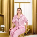 Desire Closet Büyük Beden Şık Tasarım Pembe Çizgili Düğmeli Kısa Kol Lüx Saten Pijama Takımı